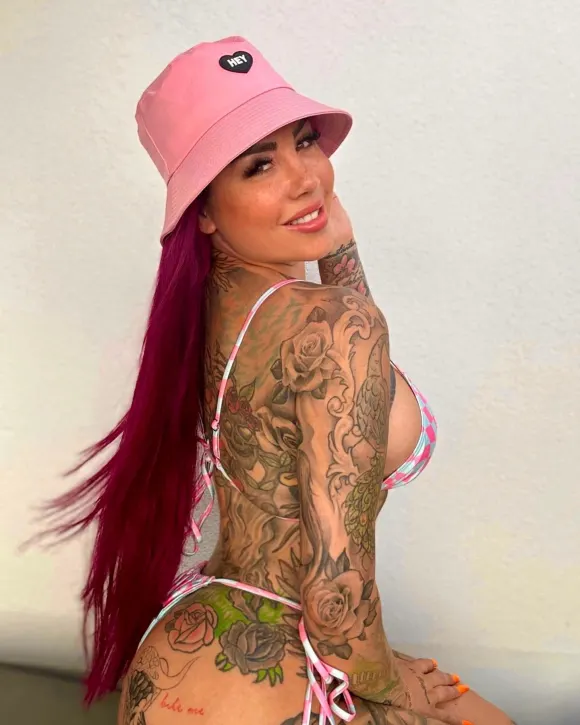 Kate Merlan zeigt sich gerne freizügig