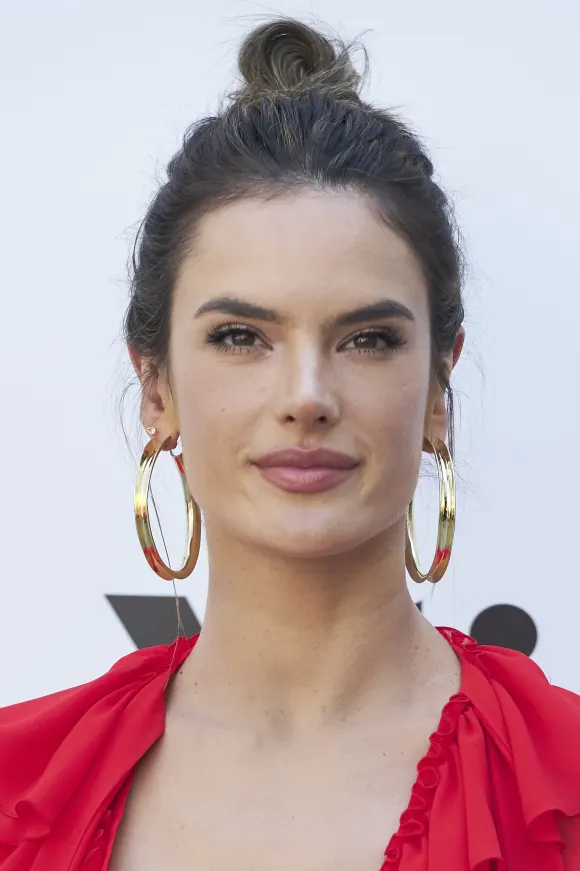 Alessandra Ambrosio mit hohem Dutt