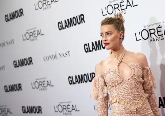 Amber Heard mit einer Duttfrisur