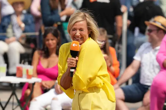 ZDF - Fernsehgarten Moderatorin Andrea Kiewel in der Unterhaltungsshow ZDF Fernsehgarten am 02.07.2023 in Mainz. Mainz Z
