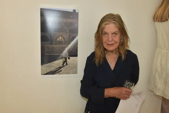 Angela Winkler bei einer Vernisage