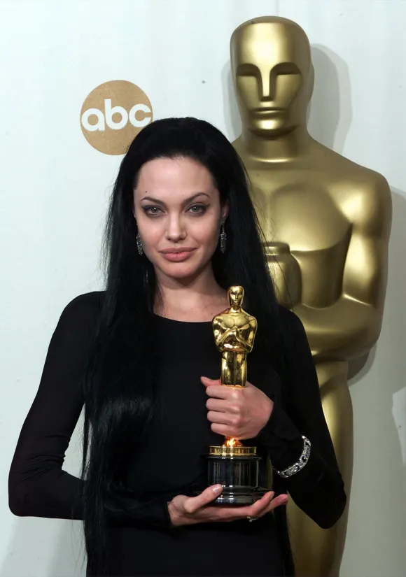 Angelina Jolie erhält im Jahr 2000 den Oscar für die beste Nebendarstellerin
