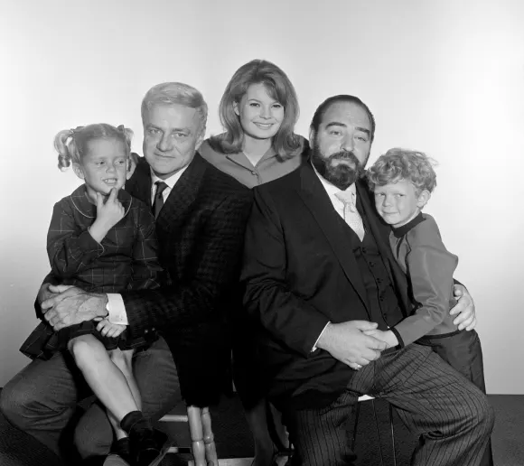 Die ganze „Lieber Onkel Bill“-Familie auf einen Blick: (von links) Anissa Jones, Brian Keith, Kathy Garver, Sebastian Cabot, Johnny Whittaker
