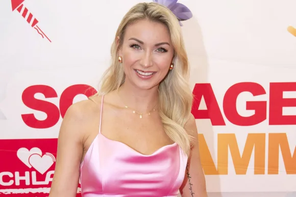 anna carina woitschack heiß sexy freizügig hüllenlos playboy backstage shooting bikini