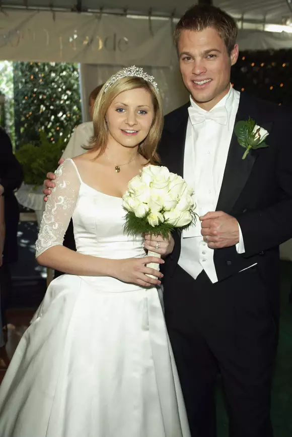 Beverley Mitchell und George Stults als Braut und Bräutigam