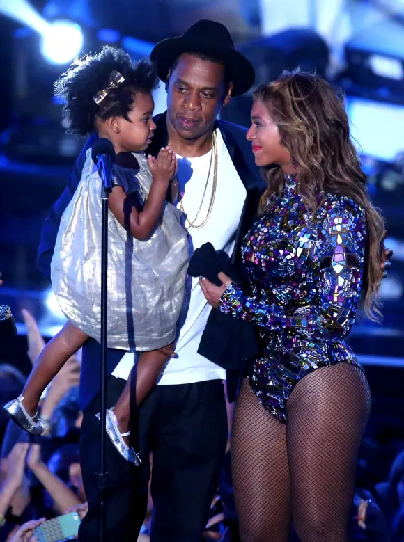 Jay-Z und Sängerin Beyoncé mit Tochter Blue Ivy Carter auf der Bühne während der MTV Video Music Awards 2014
