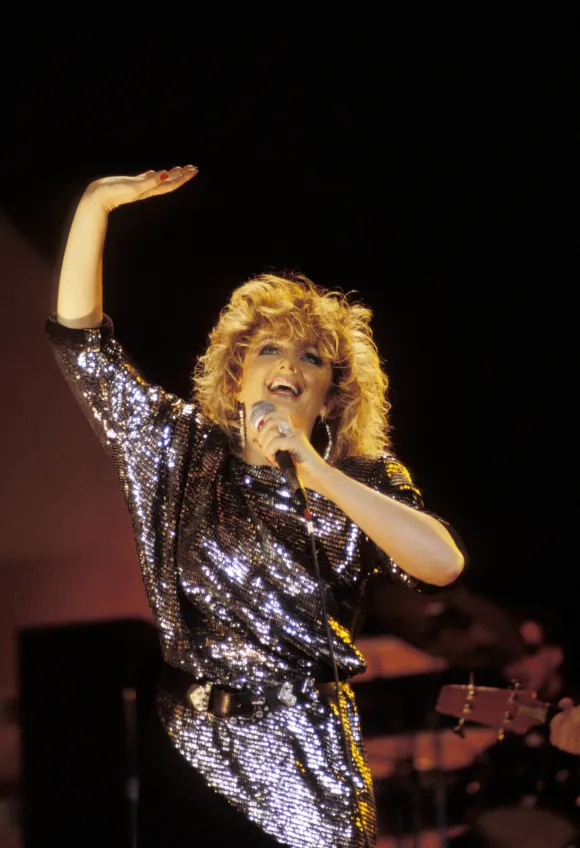 Bonnie Tyler singend auf der Bühne