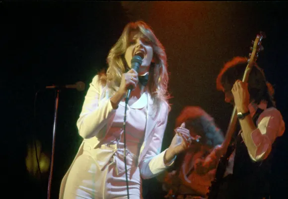 Bonnie Tyler performt