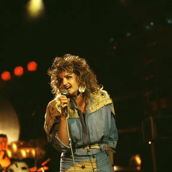 Bonnie Tyler im Jeans-Outfit