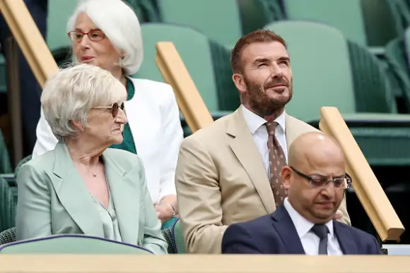 LONDON, ENGLAND - 05. JULI: Der ehemalige Fußballspieler David Beckham schaut mit seiner Mutter Sandra Georgina West vor dem Zweitrundenmatch im Dameneinzel zwischen Daria Kasatkina und Jodie Burrage aus Großbritannien am dritten Tag der Championships Wimbledon 2023 im All England Lawn Tennis and Croquet Club am 05. Juli 2023 in London, England, zu. (Foto: Patrick Smith/Getty Images)