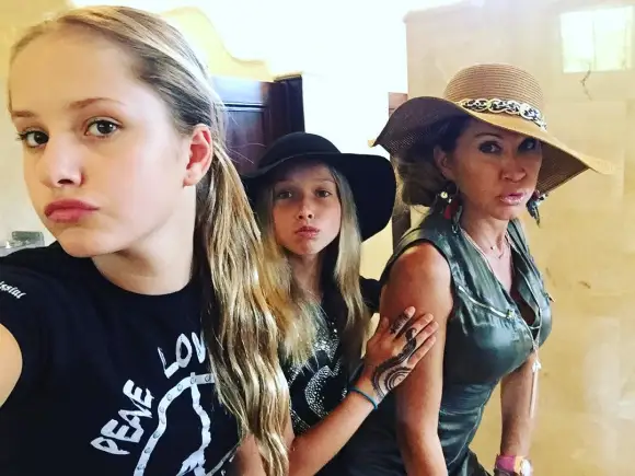 Davina und Shania posen mit ihrer Mama Carmen