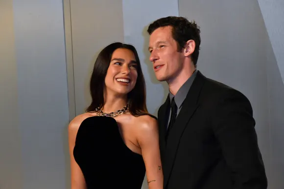 Dua Lipa und Callum Turner strahlen