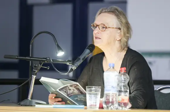 Elke Helene Heidenreich ist ein absolutes Multitalent. Sie ist unter anderem Schriftstellerin, Hörspielautorin und -sprecherin, Kabarettistin, Moderatorin, Journalistin und Opern-Librettistin.