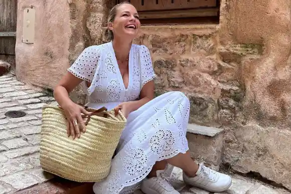 eva brenner heiß sexy freizügig haut cut out kleid look dekolleté