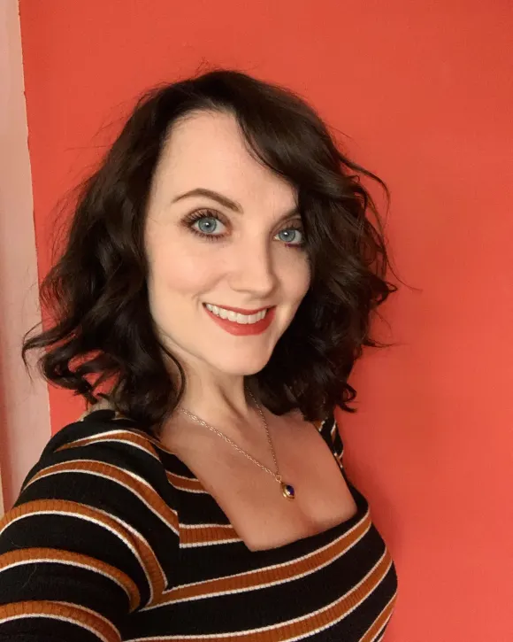 Evanna Lynch überrascht mit schwarzen Haaren