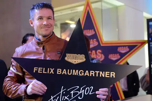 Felix Baumgartner posiert als gefeierter Star