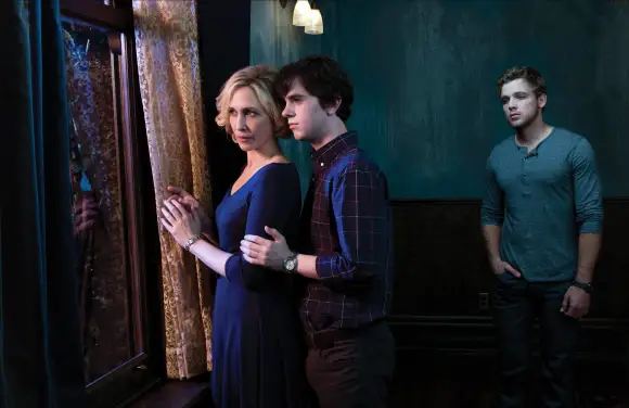 Freddie Highmore und Vera Farmiga in „Bates Motel“