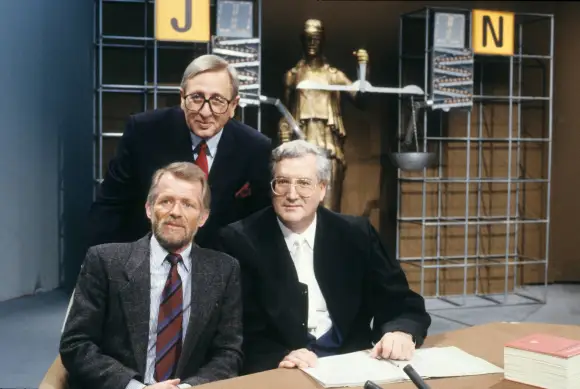 Gerd Jauch (hinten) in „Wie würden Sie entscheiden?“