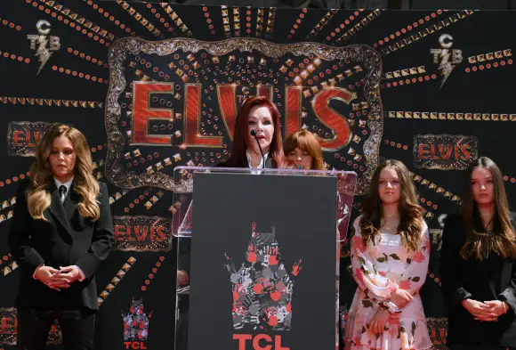 Lisa Marie Presley und Priscilla Presley sprechen emotional über den neuen „Elvis“-Film mit Austin Butler in der Hauptrolle