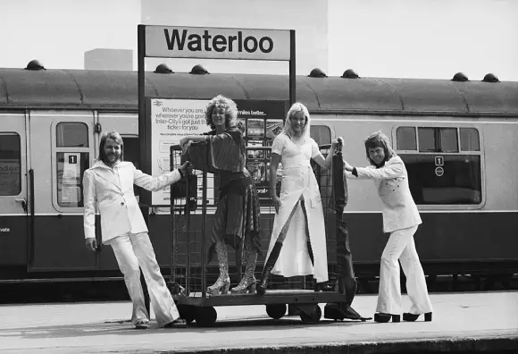 ABBA beim Bahnhof Waterloo