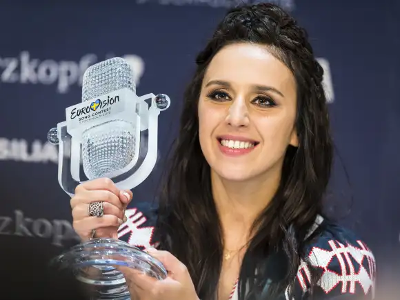 Ukraine-Vertreterin Jamala kann ihren ESC-Sieg kaum fassen