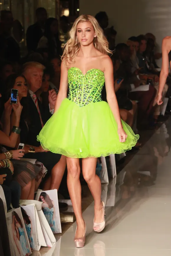 Hailey Bieber bei der Sherri Hill Fashionshow im Jahr 2013
