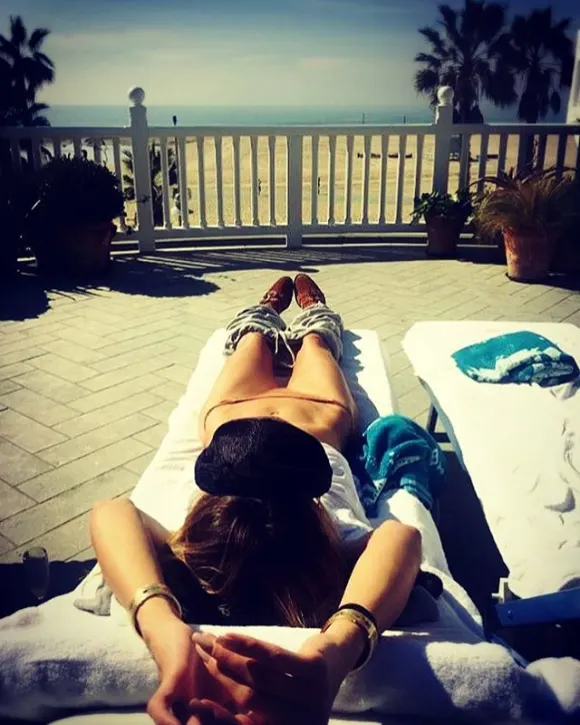 Heidi Klum Auszeit GNTM Balkon Sonne Strand Aussicht Topmodel Model-Mama dünn mager wo sind ihre Kurven?