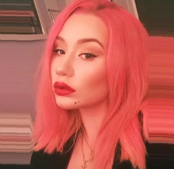 Iggy Azalea hat jetzt pinke Haare