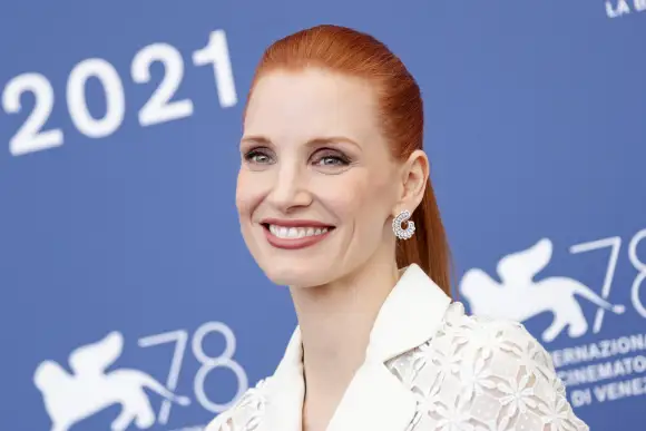 Jessica Chastain besucht den Fototermin von "Scenes From A Marriage" während der 78. Internationalen Filmfestspiele von Venedig.