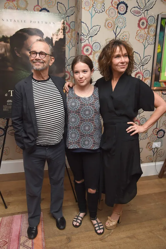Joel Grey, Töchterchen Stella Gregg und „Dirty Dancing“-Star Jennifer Grey bei einer Premiere