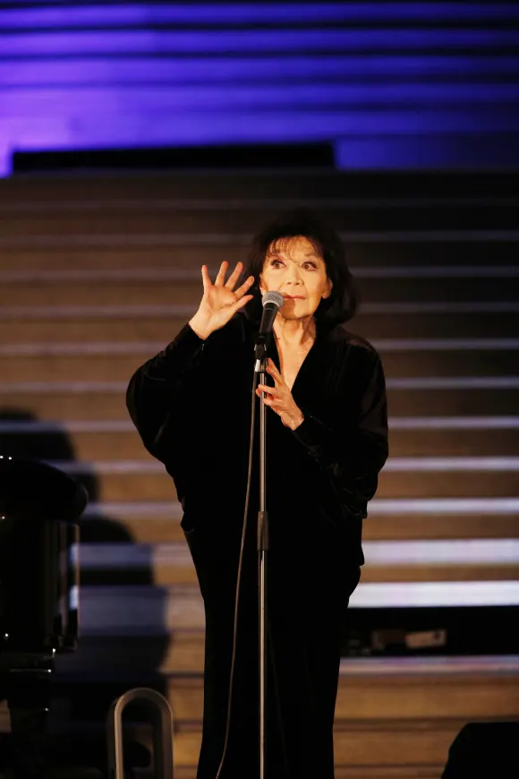 Juliette Gréco bei einem Konzert im Louvre