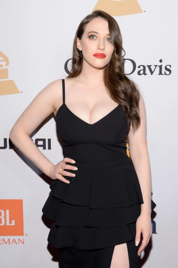 Kat Dennings auf der Pre-Grammy Gala in Beverly Hills