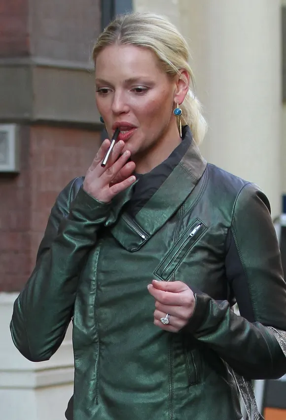 Katherine Heigl beim Rauchen