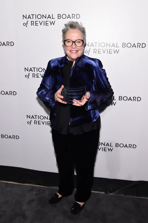 Kathy Bates posiert mit einem Preis während der jährlichen Preisverleihungsgala des National Board of Review im Cipriani 42nd Street am 08. Januar 2020 in New York City