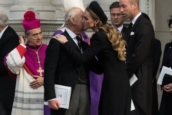 könig charles prinzessin kate abschied geste wangenkuss