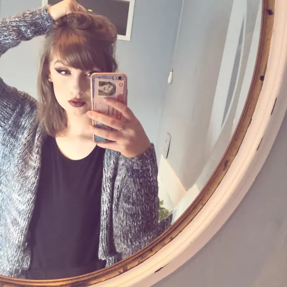 Laura Cadman sieht aus wie Taylor Swift