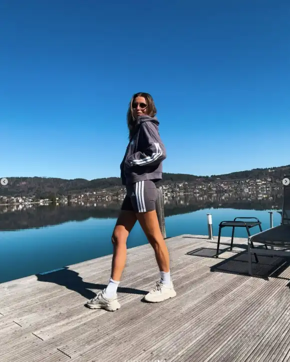 Laura Wontorra in XS-Shorts