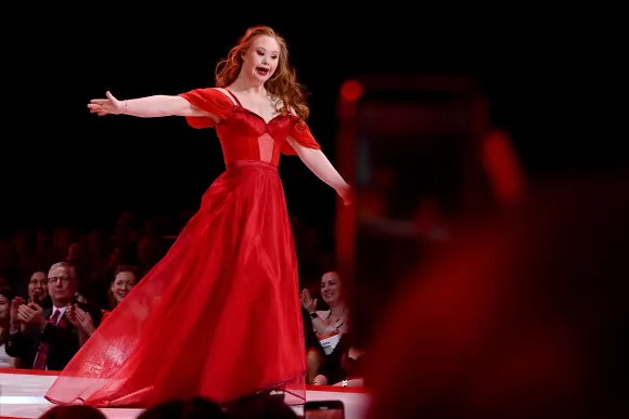 Madeline Stuart läuft bei der Go Red for Women Red Dress Collection 2020 der American Heart Association über den Laufsteg.