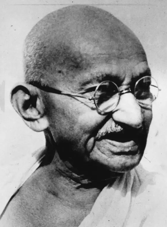 Mahatma Ghandi war ein indischer Revolutionär und Friedenskämpfer. Er wurde erschossen.