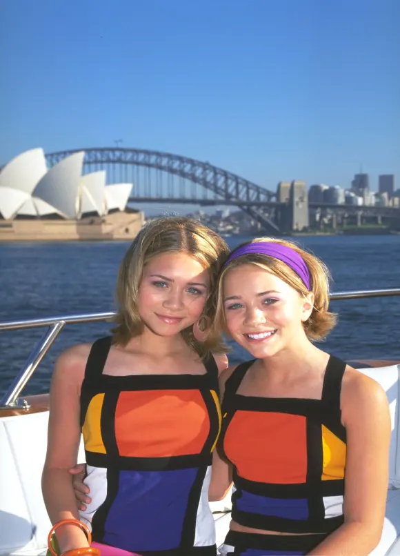 Mary-Kate Olsen (L) und Ashley Olsen