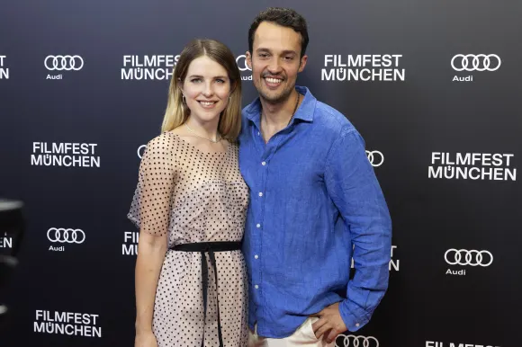 Moritz Lehmann und Leonie Brill bei der "Gute Freunde"-Premiere