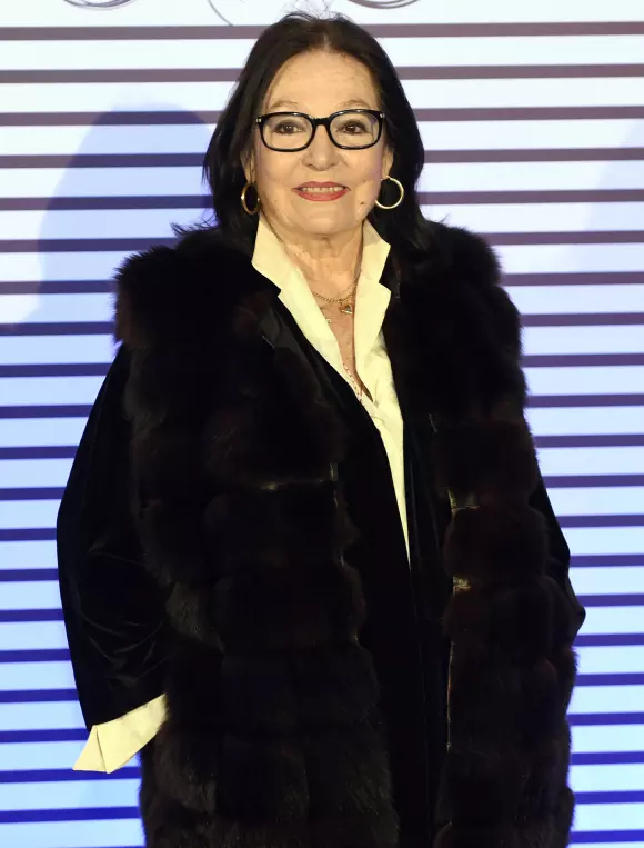 Nana Mouskouri bei der Jean Paul Gaultier Ausstellung in Paris
