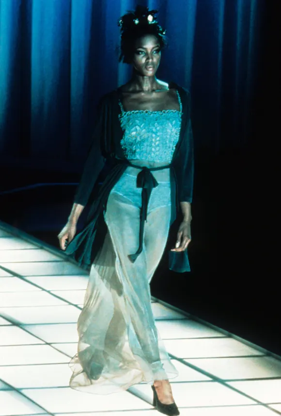 Naomi Campbell trägt Versace in Mailand am 5. Oktober 1996