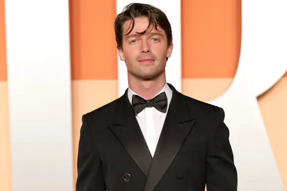 patrick schwarzenegger heiß freizügig haut body körper
