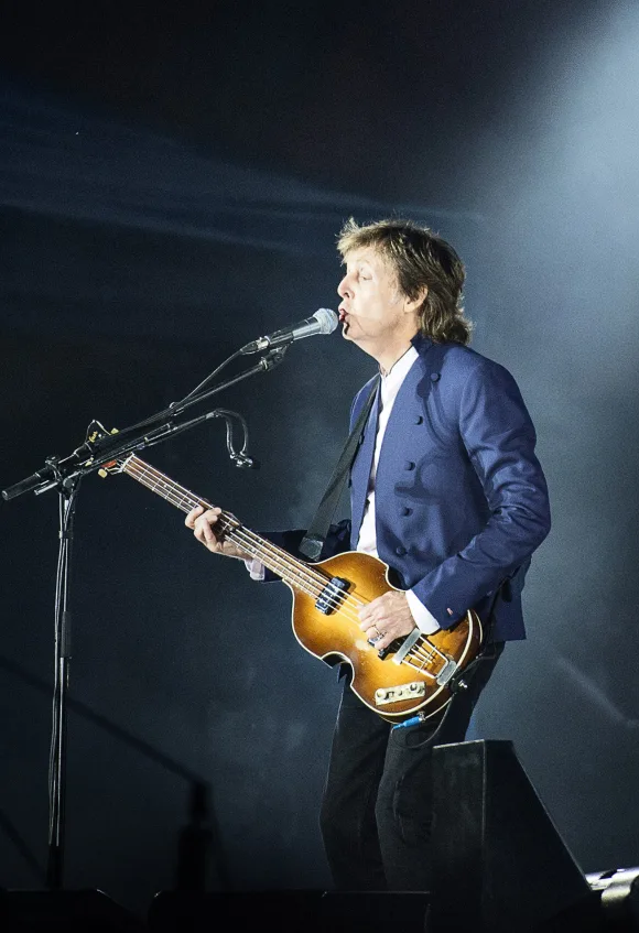 Paul McCartney bein einem Konzert im Jahr 2015