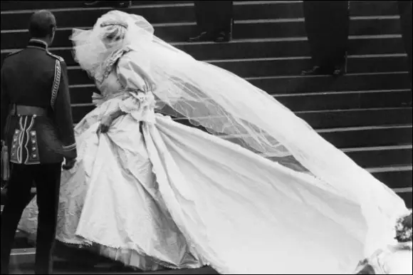 Lady Diana, Prinzessin von Wales und Charles, Prinz von Wales, während ihrer Hochzeit in der St. Paul Cathedral in London am 29. Juli 1981 (Bildnachweis: /AFP via Getty Images)
