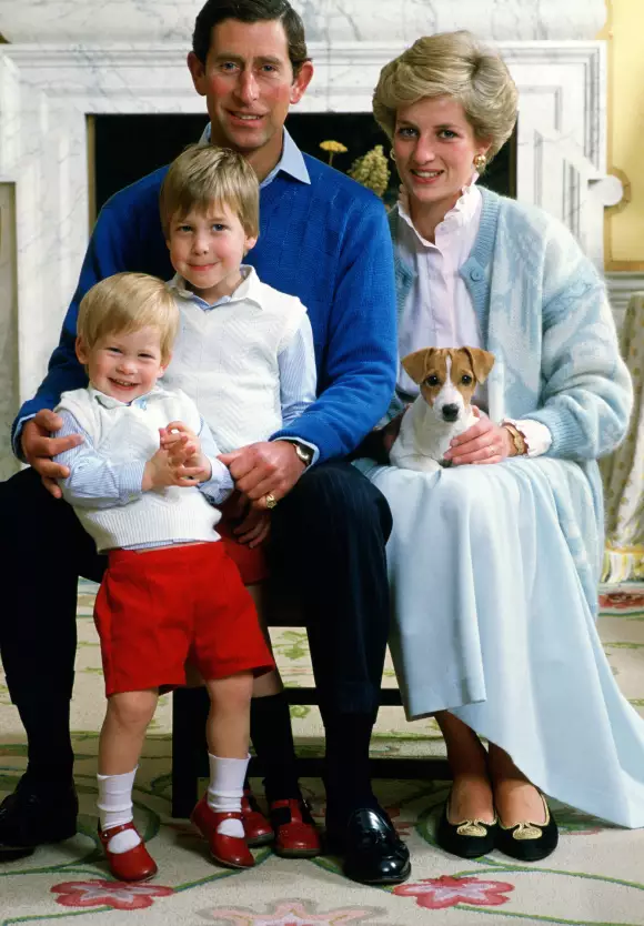 Prinz Harry, Prinz William, Prinz Charles und Lady Diana in ihrer Wohnung im Kensington Palast