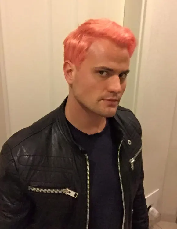 Rocco stark mit pinken Haaren