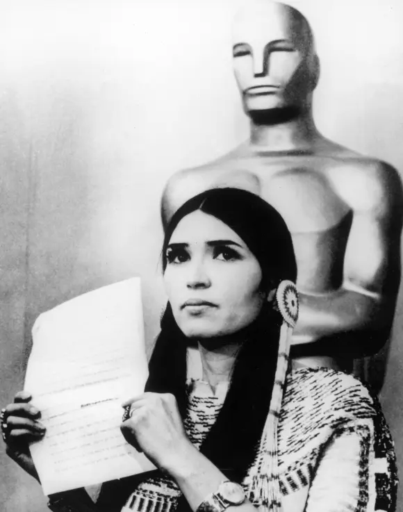 Sacheen Littlefeather hält eine schriftliche Erklärung des Schauspielers Marlon Brando in der Hand, in der er seinen Oscar als Bester Hauptdarsteller auf der Bühne bei den Academy Awards ablehnt.