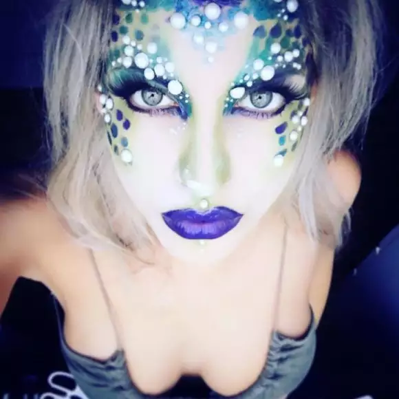 Playmate Sarah Nowak mit ihrem sexy Halloween-Make-up